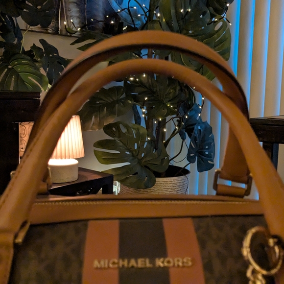 Michael Kors Black and Brown Duffel with Gold Accents. FIRM PRICING.. - Picture 5 of 8